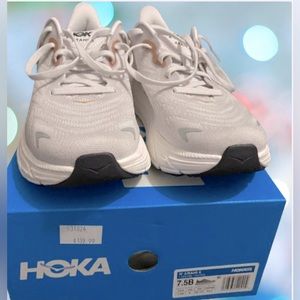 Hoka W Arahi 6.  Size 7.5. Only wore one time